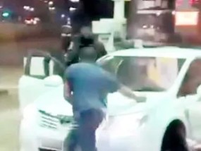 令人震惊的闭路电视显示，当司机在加油站加油时，砍刀团伙袭击了他