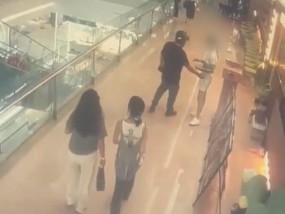女店员迎客时疑被路过男子伸手性骚扰，店长冲出第一时间制服，当地：男子已被行拘