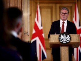 英国首相表示，警察“常备军”已准备好对付暴徒