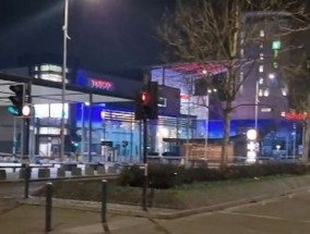 赫尔事件：圣斯蒂芬购物中心和城市区域在“远离”警告下关闭