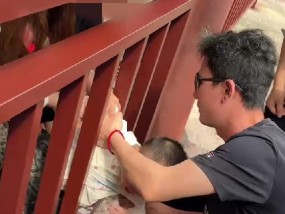 全程不到一分钟！湖南一景区男童头部被围栏卡住，路过帅哥帮其脱困，网友：聪明又帅气