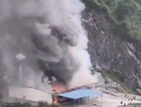 广西东兰县一烟花爆竹厂发生火灾，官方：仓库被落石击中发生自燃