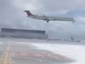 达美航空公司令人紧张的新视频显示，飞机是如何在爆炸前倒挂着陆的