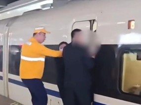 官方辟谣上海一女子高铁拦门：身体不适急忙下车被夹住，工作人员拉至安全区域