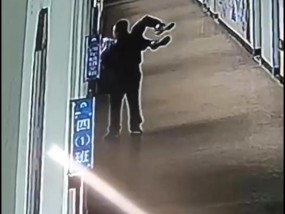 温州一小学生被老师拎起身子，悬空探出3楼窗外吓唬，警方已立案