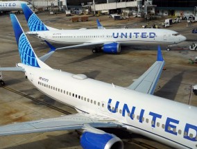 美国联合航空公司的一架飞机在休斯顿起飞时引擎起火，随后被疏散