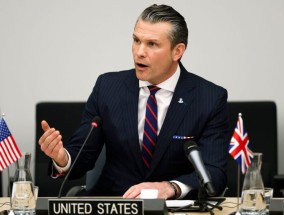 美国国防部长在首次北约会议上表明对乌克兰支持的重大转变