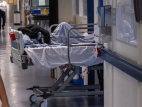 今天，当一名男子死在轮椅上时，NHS护士揭露了A&E的严峻现实