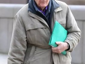 失聪老人前往莱曼，游客在恐怖事故中被困车下