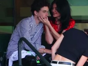 凯莉·詹娜和蒂莫西·查拉梅最近热恋的样子让人担心