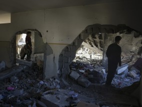 以色列对加沙的空袭打破了停火协议，造成400多人死亡