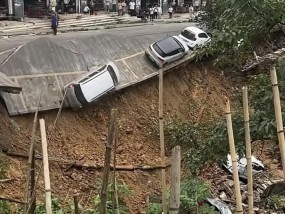广西柳州一路段突发塌陷，多辆小车坠落坡下，当地：无伤亡，已让部分群众撤离