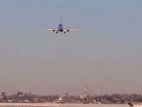 西南航空公司的一架飞机在机场着陆时差点与一架喷气式飞机相撞