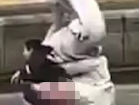 光天化日之下，一名女子在宗教纪念碑旁小便，这真是令人发指