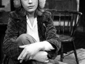 朋友们向已故歌手致敬的Marianne Faithfull最具标志性的时刻
