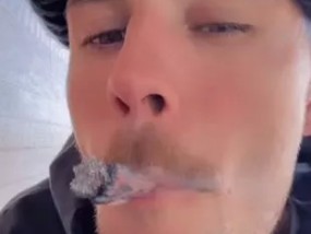 在一段令人担忧的视频中，贾斯汀·比伯一边抽烟一边对着镜头咧嘴笑，引发了粉丝们的担忧