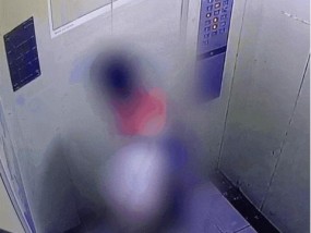 熊孩子在小区电梯撒尿，家长监督清理检讨
