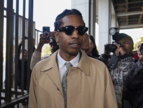在法庭宣判无罪后，A$AP Rocky成为雷朋的第一位创意总监，创造了历史