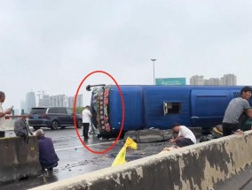 京沪高速发生大巴车侧翻事故，事发车辆由河南睢县往返上海，随车人员称有人受伤