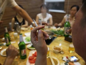 抵制二手烟，我成了戴防毒面具上班的“怪人”