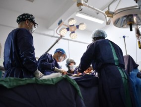 通讯丨近六十载的坚守——中国医疗队用“技术赋能”为几内亚民众架起“生命之桥”