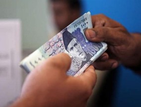KP因假期提前发放工资、养老金