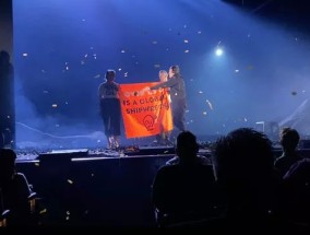 西格妮·韦弗表演时，“停止石油”活动人士冲进舞台，伦敦西区一片混乱