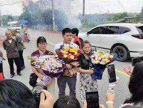 跪地相拥泣不成声！湖南妈妈刷到被拐30多年儿子视频遗憾错过相认，一年后儿子回家了