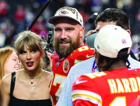 当霉霉在超级碗上被嘘时，Kelce“感到无助”