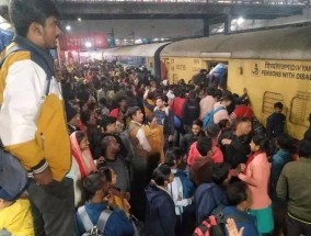为了参加世界上最大的宗教节日，新德里发生踩踏事件，造成至少15人死亡