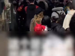 高铁站内粉丝为接明星堵在电梯口险成踩踏？沈阳警方：报备过，现场有警力维持秩序