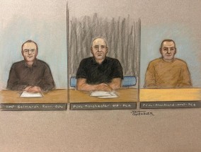 “当警察冲进我家，逮捕了我丑陋但迷人的男友时，我惊呆了。”