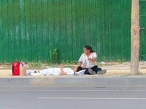 山东一高考生午休躺在路边休息，家人在旁为其不停扇扇子，拍摄者：看到很心酸，天热递了两瓶水