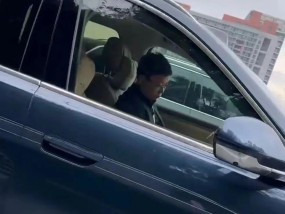 余承东被偶遇“开车睡着”？网友称打招呼后秒回！曾公开表示“智驾可以打盹”引争议