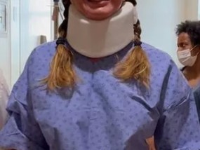 米克·贾格尔的前女友在紧急手术后被送往医院，并戴着颈托离开