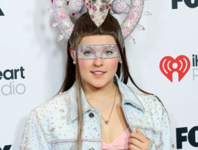 JoJo Siwa以高耸的假发和令人眼花缭乱的牛仔服装在2025年iHeartRadio音乐奖上惊艳全场