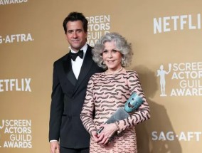 简·方达在美国演员工会演讲前接受红毯采访时“晕头晕脑”