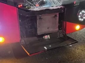 《爱情岛》明星的车撞上伦敦公交车，副驾驶座位上坐着蹒跚学步的女儿