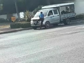 执法人员被摊贩驾车顶行500米，官方通报