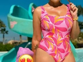 英国“最讨厌的妈妈”带着3岁的女儿走出托儿所“在海滩上数鸡尾酒”