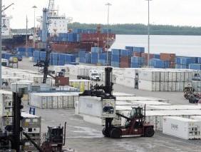 美国码头工人批准6年合同，避免了罢工