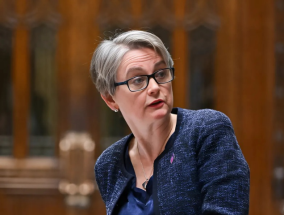 在英国，剥削儿童、诱奸儿童和哄骗儿童已成为刑事犯罪