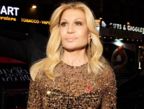 多纳泰拉·范思哲（Donatella Versace）辞去了担任该品牌创意总监近30年的职位
