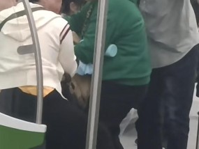 众志成城！老人地铁上突然昏倒“濒死”，幸遇众人施救，南京警方：老人已无生命危险