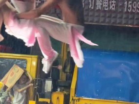 ‌安徽6岁男孩雨中控制升降机守护表演父母，家属回应