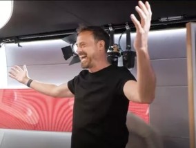 杰米·希克斯顿（Jamie Theakston）在与癌症作斗争后回到Heart FM的第一天“摔下摩托车”