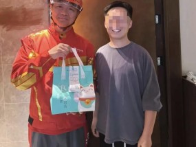 刘强东送外卖，更多细节曝光！骑车被偶遇，送了好几单，请骑手吃火锅……合影者：我不是托，没有收钱做营销
