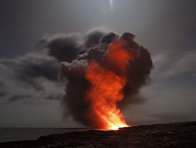 kutlaea火山再次喷发，熔岩喷涌而出