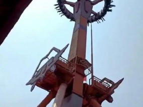 大摆锤最高点悬停，学生团空中倒挂1分钟！乐园回应：非事故，概率万分之一