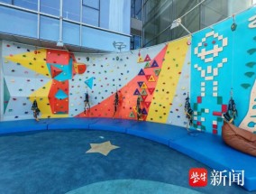 男童商场攀岩被绳索勒脖20分钟，母亲：来的工作人员全程没做任何救援